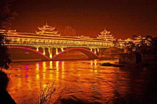 图为城步荣昌风雨桥夜景